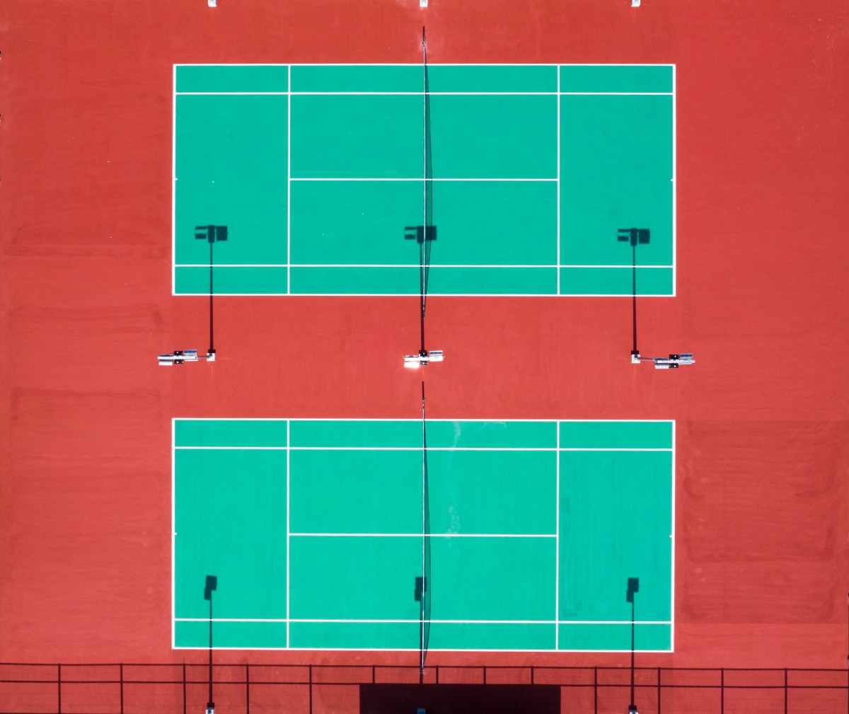 aerial_shot_bird's_eye_view_court_from_above_tennis_court-1566941.jpg!d
